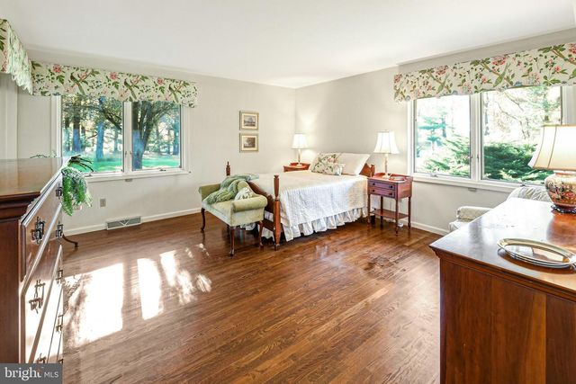 1588 SAUCON VALLEY RD, Bethlehem, PA 18015