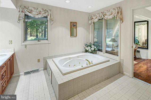 1588 SAUCON VALLEY RD, Bethlehem, PA 18015