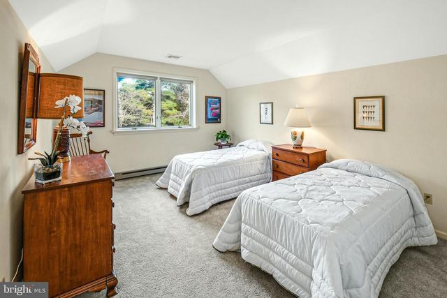 1588 SAUCON VALLEY RD, Bethlehem, PA 18015