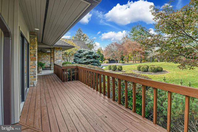 1588 SAUCON VALLEY RD, Bethlehem, PA 18015