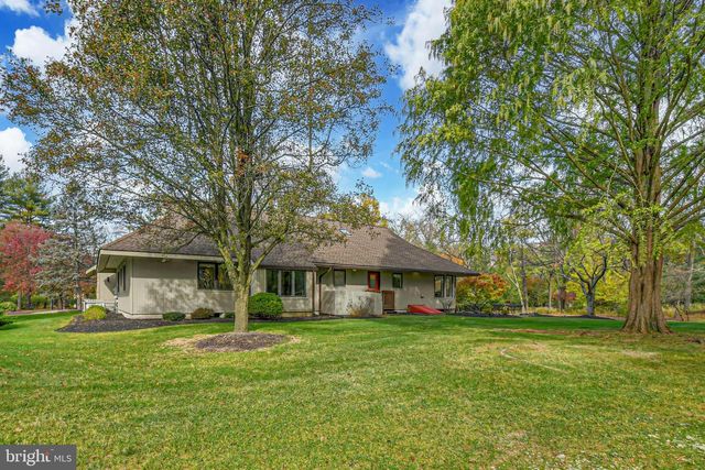 1588 SAUCON VALLEY RD, Bethlehem, PA 18015