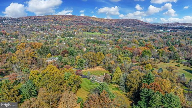 1588 SAUCON VALLEY RD, Bethlehem, PA 18015