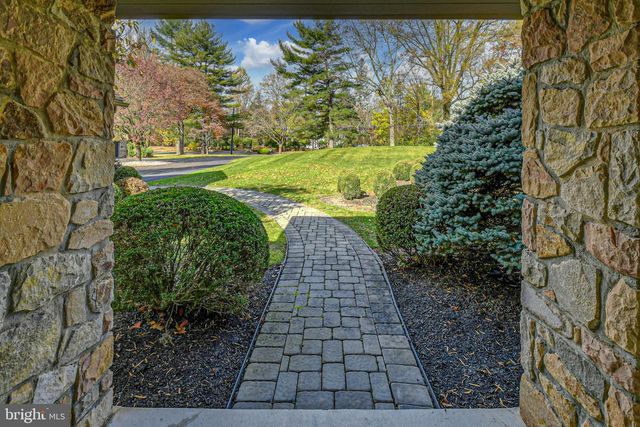 1588 SAUCON VALLEY RD, Bethlehem, PA 18015