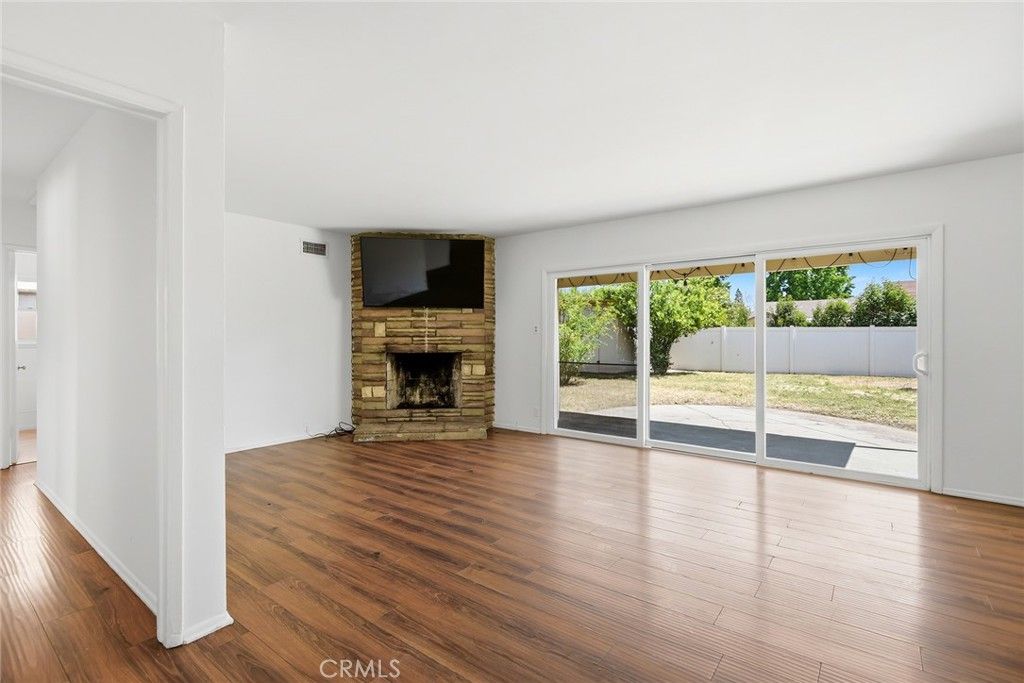 Image 4 of property listing at 8138 Irondale, Winnetka, CA 91306