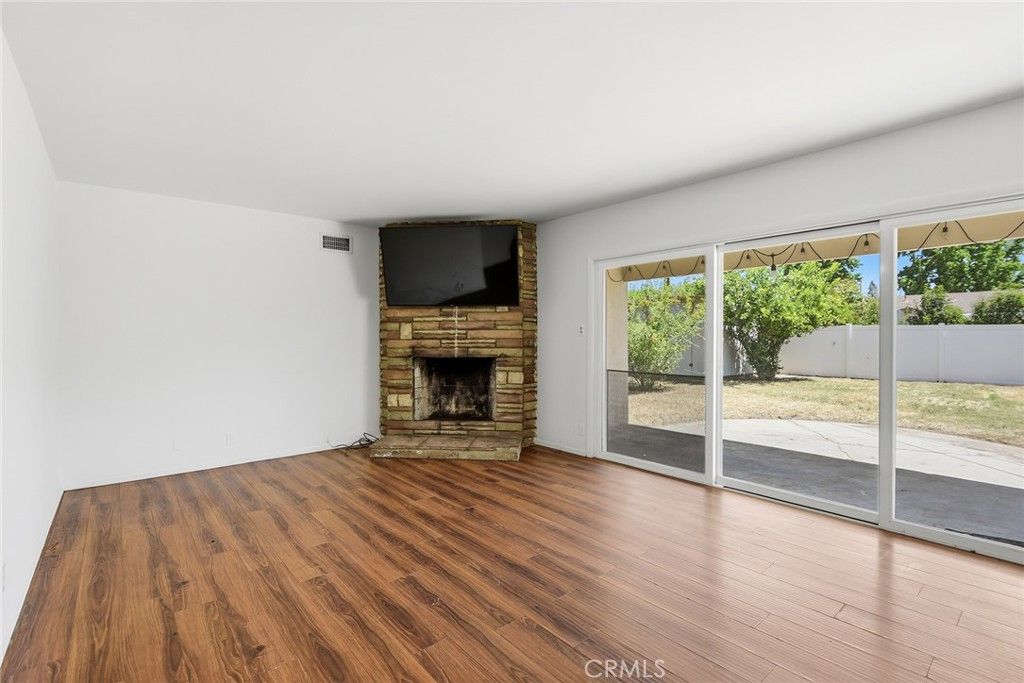 Image 5 of property listing at 8138 Irondale, Winnetka, CA 91306