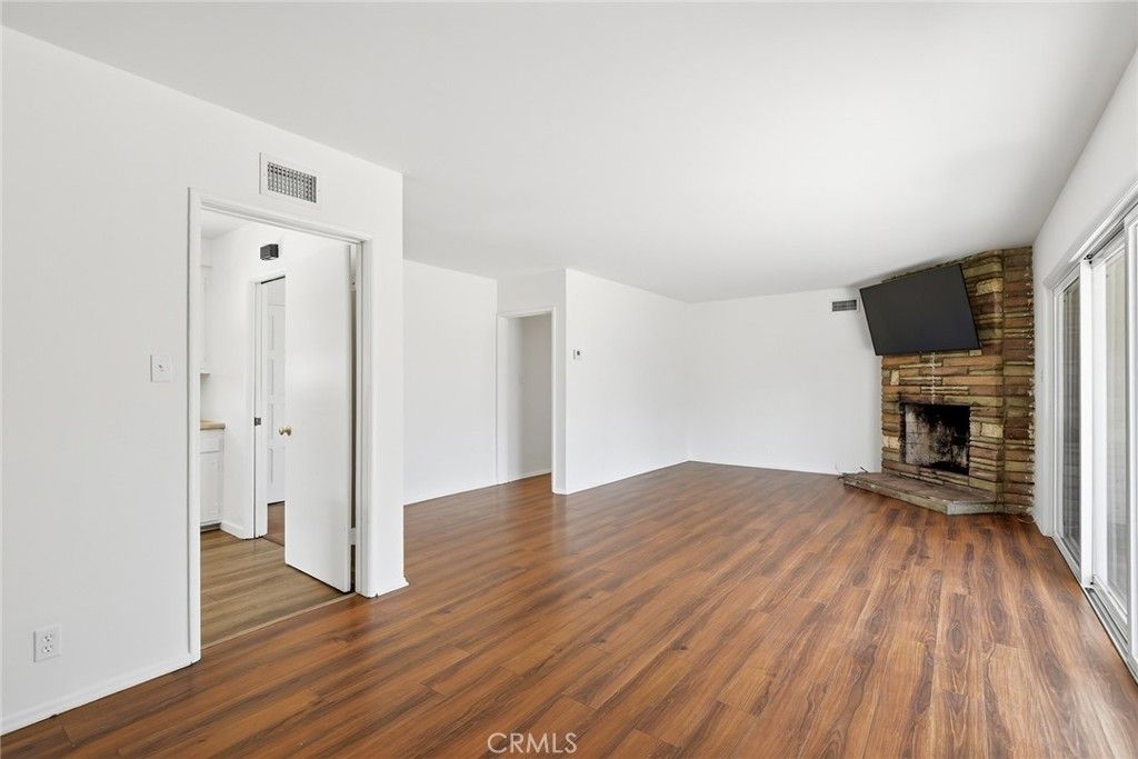 Image 8 of property listing at 8138 Irondale, Winnetka, CA 91306