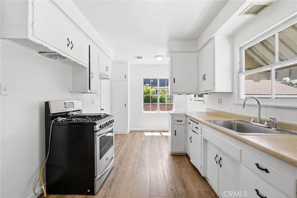 Image 9 of property listing at 8138 Irondale, Winnetka, CA 91306