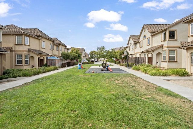 26 Oliveira Loop, Freedom, CA 95019