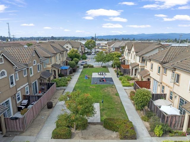 26 Oliveira Loop, Freedom, CA 95019