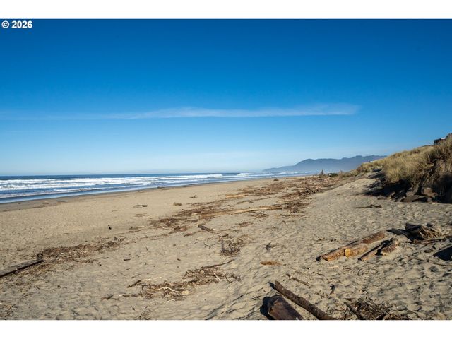 300 N PACIFIC St 43, Rockaway Beach, OR 97136