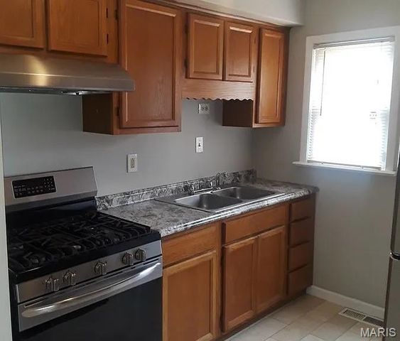 8631 North Avenue, St Louis, MO 63114