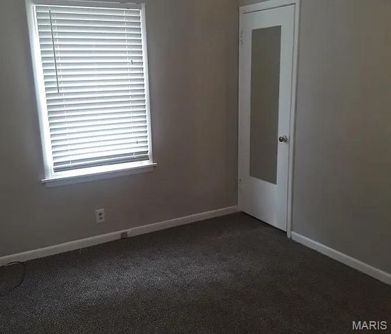 8631 North Avenue, St Louis, MO 63114