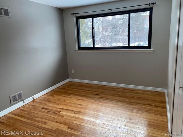 112 E Hickory Grove Road, Bloomfield Charter Township, MI 48304