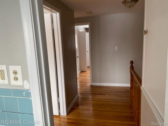 112 E Hickory Grove Road, Bloomfield Charter Township, MI 48304