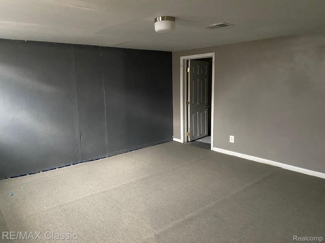 112 E Hickory Grove Road, Bloomfield Charter Township, MI 48304