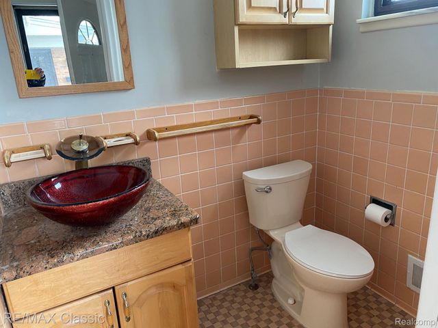 112 E Hickory Grove Road, Bloomfield Charter Township, MI 48304