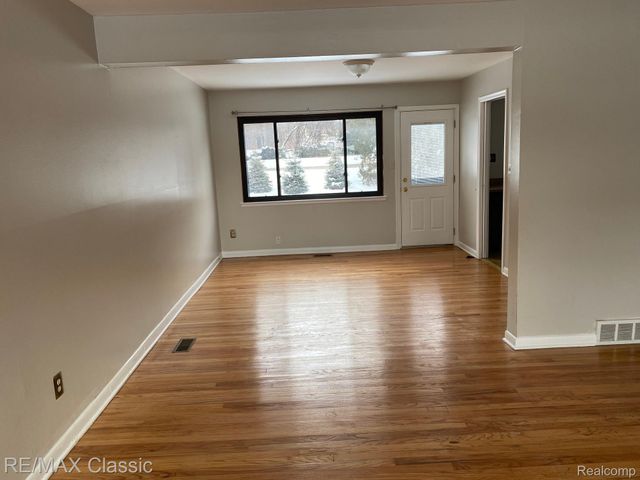 112 E Hickory Grove Road, Bloomfield Charter Township, MI 48304