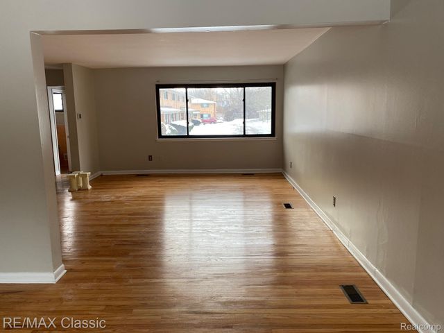 112 E Hickory Grove Road, Bloomfield Charter Township, MI 48304