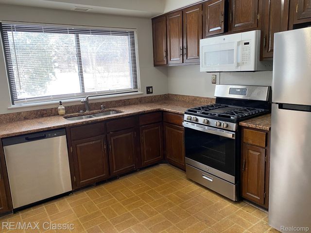 112 E Hickory Grove Road, Bloomfield Charter Township, MI 48304