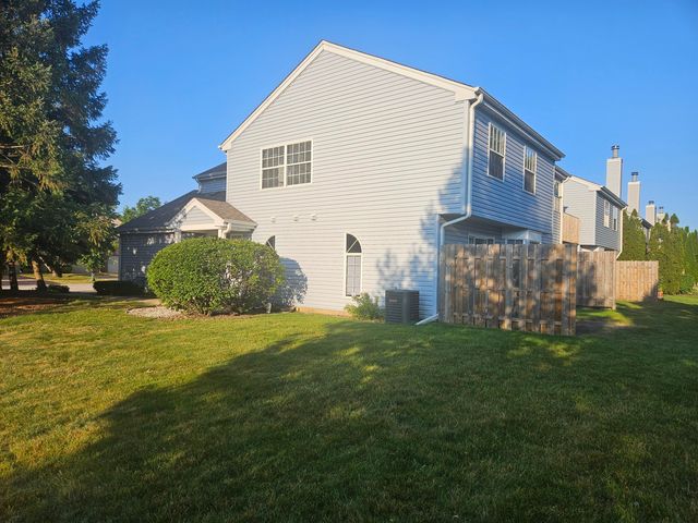10 King Drive, Streamwood, IL 60107