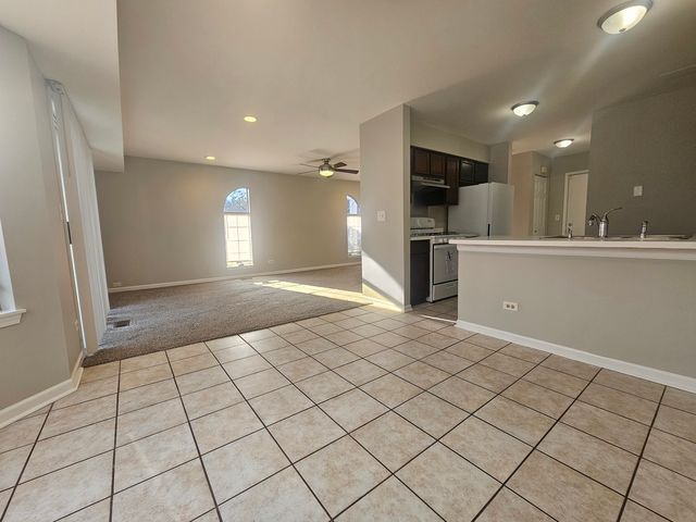 10 King Drive, Streamwood, IL 60107