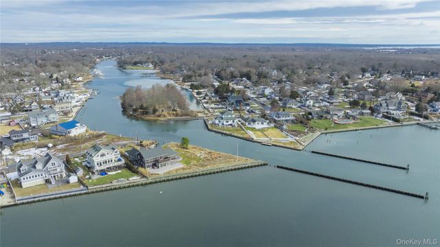 4 Bay Street, Center Moriches, NY 11934