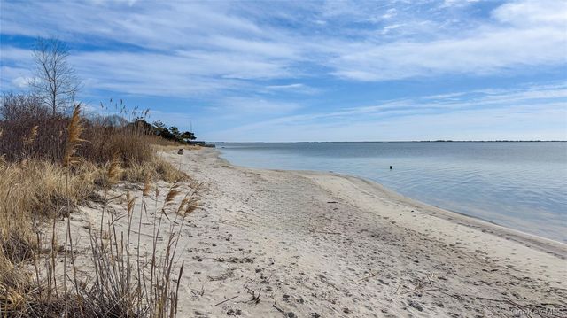 4 Bay Street, Center Moriches, NY 11934