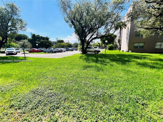 8405 NW 8th Street 304, Miami, FL 33126