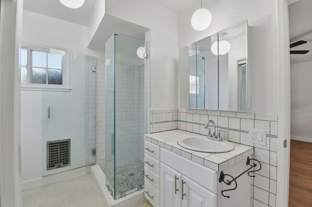 6539 Petit Avenue, Van Nuys (los Angeles), CA 91406