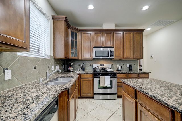2 Ginger Jar Street, The Woodlands, TX 77382