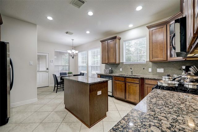 2 Ginger Jar Street, The Woodlands, TX 77382