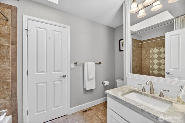 25901 NE 1st Place, Sammamish, WA 98074