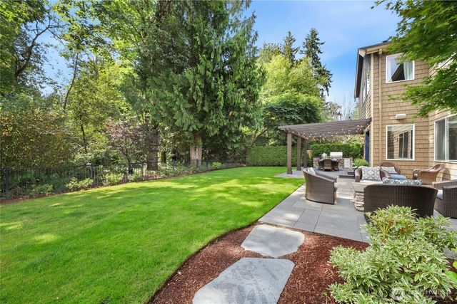 25901 NE 1st Place, Sammamish, WA 98074