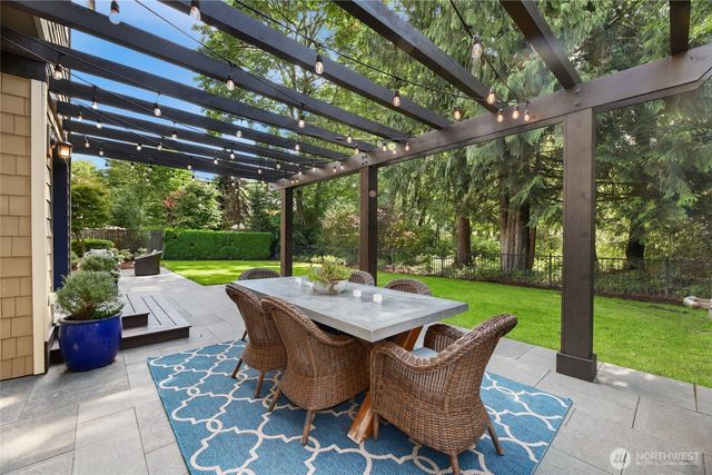 25901 NE 1st Place, Sammamish, WA 98074