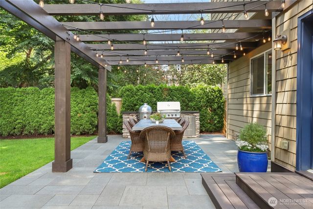 25901 NE 1st Place, Sammamish, WA 98074
