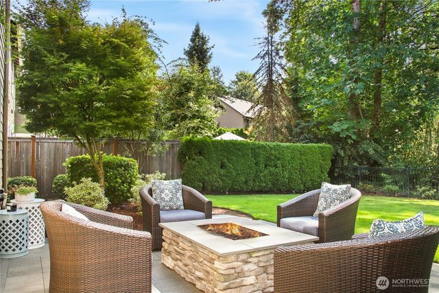 25901 NE 1st Place, Sammamish, WA 98074