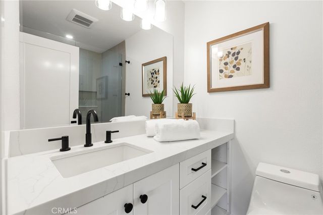 521 S Lyon 49, Santa Ana, CA 92701