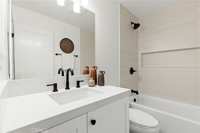 521 S Lyon 49, Santa Ana, CA 92701