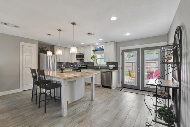 2002 Savanna Court S, League City, TX 77573