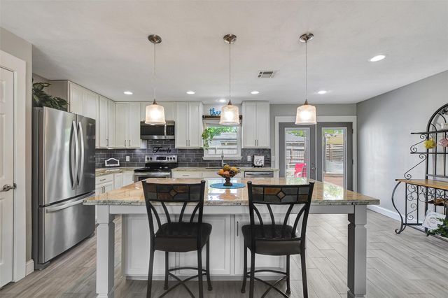 2002 Savanna Court S, League City, TX 77573