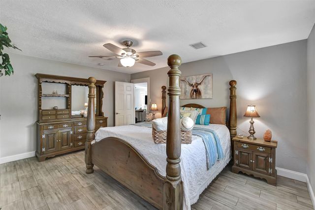 2002 Savanna Court S, League City, TX 77573