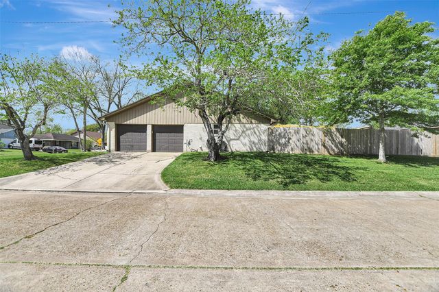 2002 Savanna Court S, League City, TX 77573