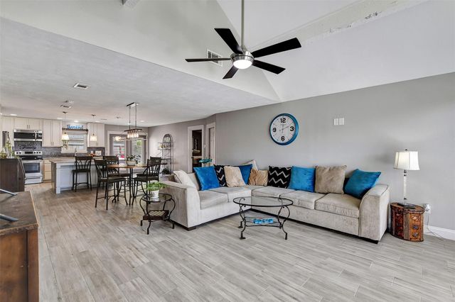 2002 Savanna Court S, League City, TX 77573