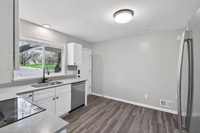 3901 Lake Drive Avenue N, Robbinsdale, MN 55422