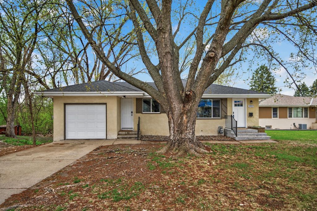 3901 Lake Drive Avenue N, Robbinsdale, MN 55422