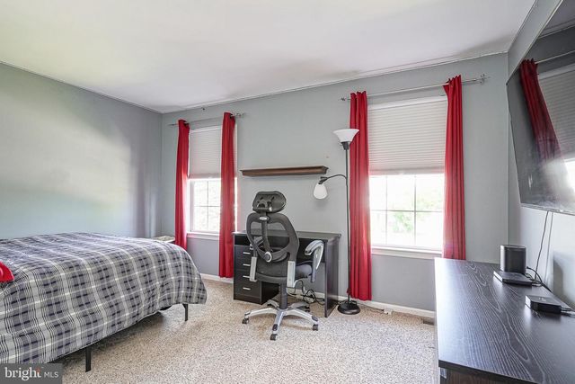 63 LARKSPUR CIR, Sicklerville, NJ 08081