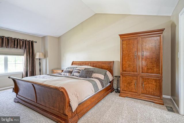 63 LARKSPUR CIR, Sicklerville, NJ 08081