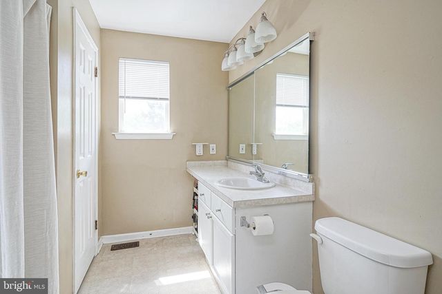63 LARKSPUR CIR, Sicklerville, NJ 08081