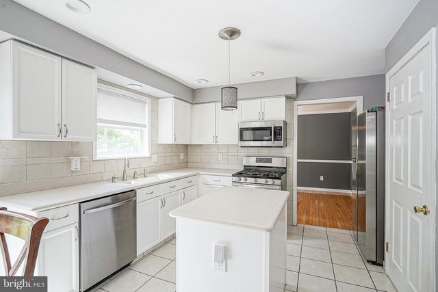 63 LARKSPUR CIR, Sicklerville, NJ 08081