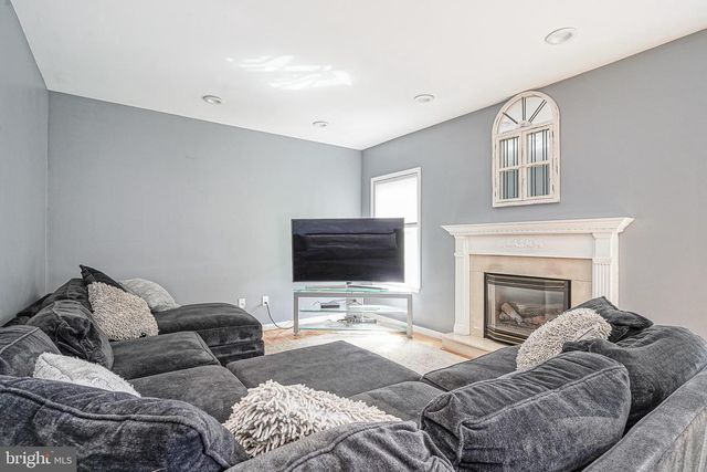 63 LARKSPUR CIR, Sicklerville, NJ 08081